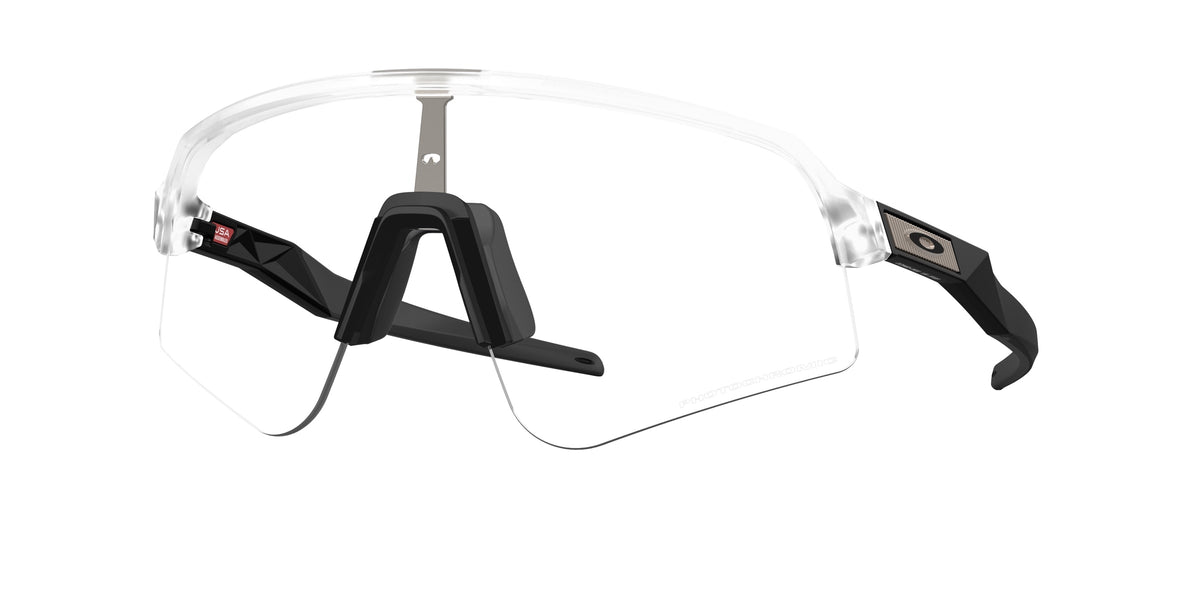 Oakley 0OO9465 Sutro Lite Sweep Sunglasses in Matte clear with Clear to black iridium photochromic lenses